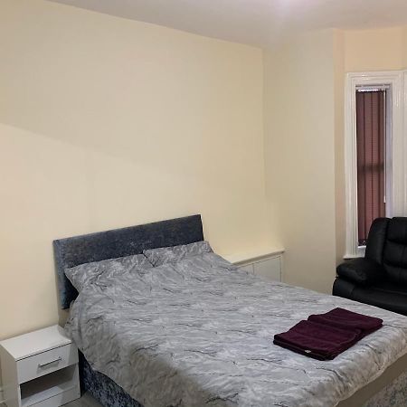 50 Mayford Road Hotel Манчестър Екстериор снимка