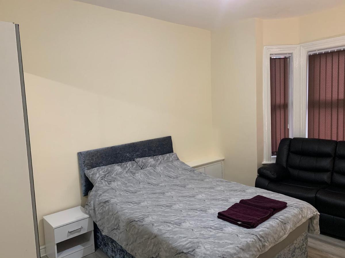 50 Mayford Road Hotel Манчестър Екстериор снимка